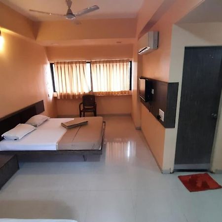 Sugandha Lodge Solapur Esterno foto