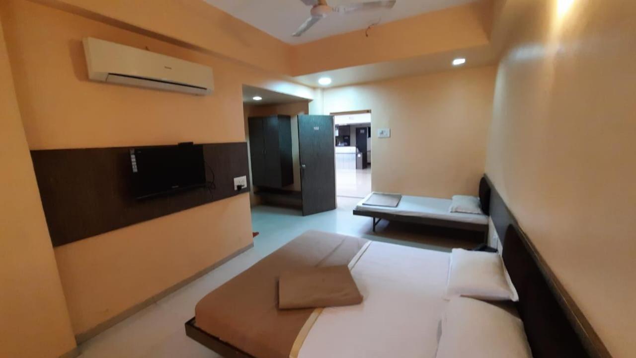 Sugandha Lodge Solapur Esterno foto