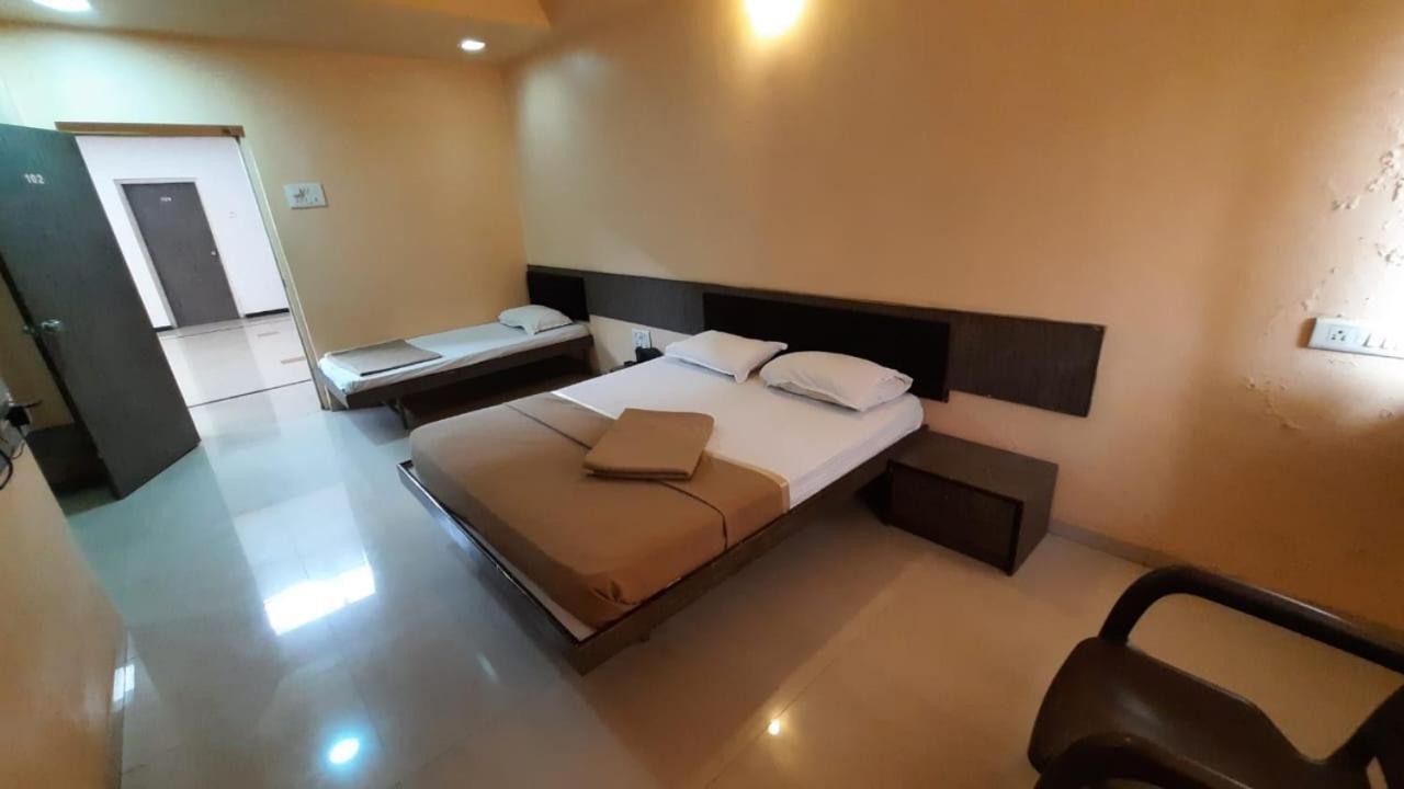 Sugandha Lodge Solapur Esterno foto