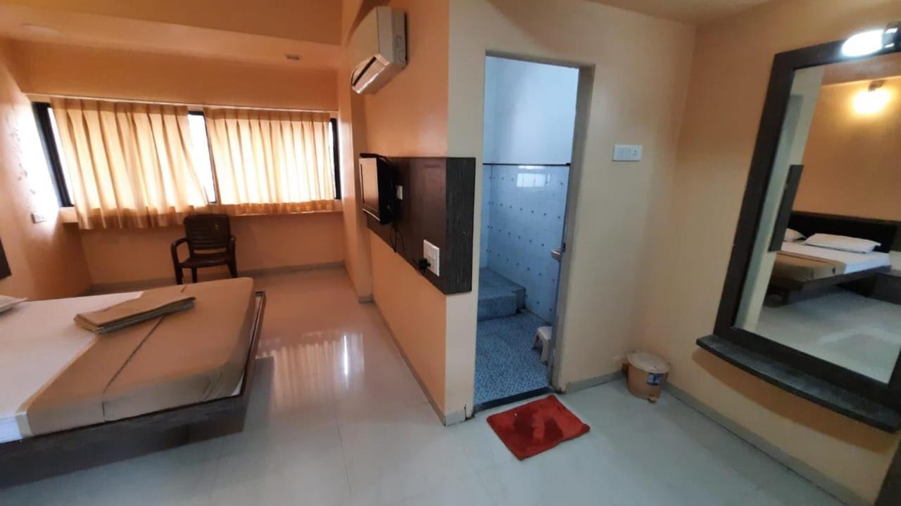Sugandha Lodge Solapur Esterno foto
