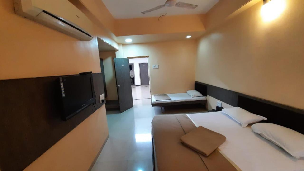 Sugandha Lodge Solapur Esterno foto