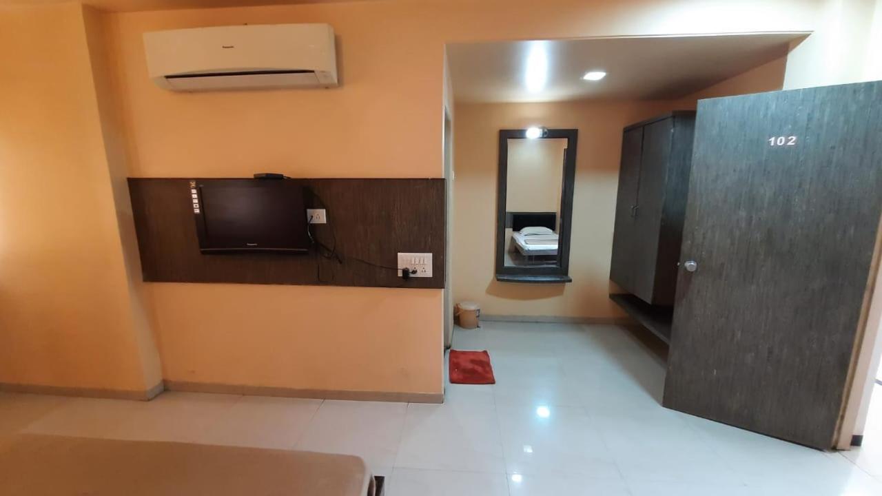 Sugandha Lodge Solapur Esterno foto