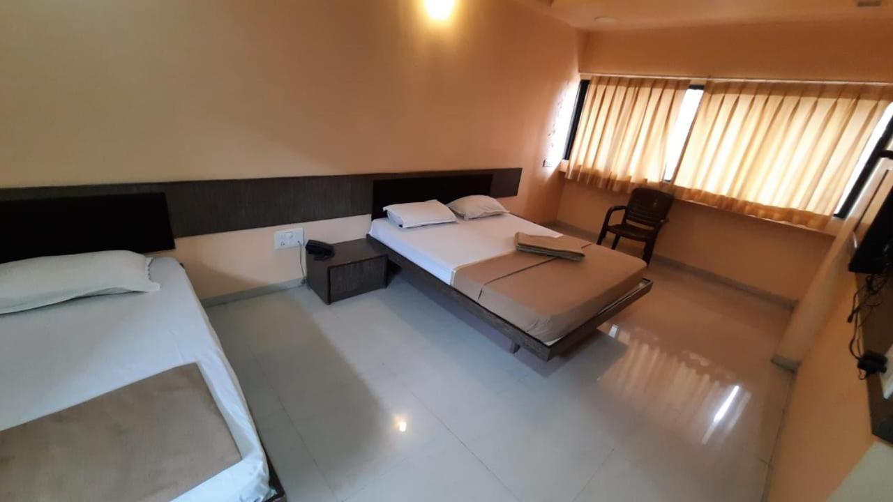 Sugandha Lodge Solapur Esterno foto